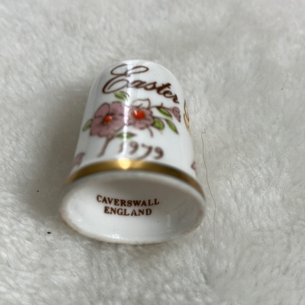 Hand painted ceramic thimble dated Easter 1979. Gold  ribbon and floral motifs.